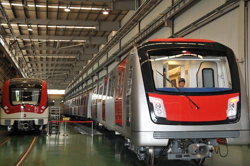 8月1日,一列由中國南車株洲電力機(jī)車有限公司制造、將在土耳其首都安卡拉運(yùn)行的新型不銹鋼地鐵列車在湖南株洲下線并交付土耳其安卡拉市AYGM公司。當(dāng)日,一列由中國南車株洲電力機(jī)車有限公司制造、在土耳其首都安卡拉運(yùn)行的不銹鋼地鐵列車,在湖南株洲下線并交付。這種寬敞舒適、節(jié)能環(huán)保的新型地鐵列車,未來可望由中土合作實(shí)現(xiàn)“當(dāng)?shù)鼗?#8221;生產(chǎn)。中國南車株機(jī)公司技術(shù)人員介紹,這種設(shè)計(jì)時速80公里、最大載客量1008人的新型地鐵列車,選用耐腐蝕、無需涂裝的不銹鋼車體,采用LED照明、車身輕量化設(shè)計(jì)等技術(shù),具有節(jié)能、環(huán)保、強(qiáng)度高等性能優(yōu)勢。其車身設(shè)計(jì)寬3.12米,客室內(nèi)部凈空高2.2米,寬敞舒適的車廂很適合身材高大的西亞、歐洲人士乘坐。新華社記者 蘇曉洲 攝