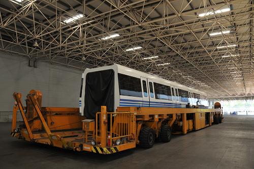 8月1日,一節(jié)新型不銹鋼地鐵列車車廂從南車株洲電力機(jī)車有限公司總裝車間啟運(yùn)。新華社記者 蘇曉洲 攝