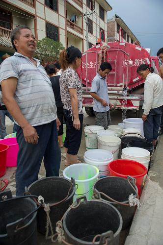 8月1日,重慶市彭水縣靛水街道,村民的日常飲用水都靠政府每天運送。新華社記者 陳誠 攝
