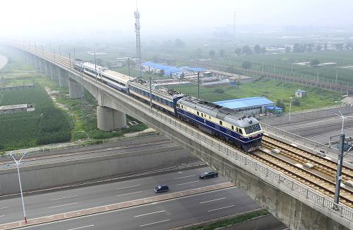 8月3日,一列檢測(cè)車組行駛在津秦鐵路客運(yùn)專線上。 當(dāng)日,(天)津秦(皇島)鐵路客運(yùn)專線進(jìn)入開通運(yùn)營(yíng)前的聯(lián)調(diào)聯(lián)試階段。 2008年11月8日開工建設(shè)的津秦鐵路客運(yùn)專線自天津站引出,經(jīng)天津?yàn)I海新區(qū)、唐山、北戴河引入秦皇島站,正線全長(zhǎng)261.2公里,全線設(shè)7座車站,設(shè)計(jì)時(shí)速350公里,年客運(yùn)輸送能力8000萬(wàn)人。全線建成通車后,天津至秦皇島僅需1小時(shí)車程。 新華社發(fā)(焦宏濤 攝)