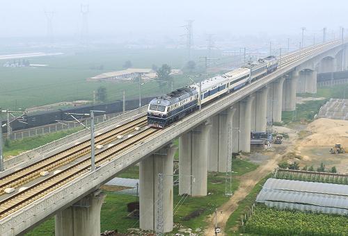 8月3日,一列檢測(cè)車組行駛在津秦鐵路客運(yùn)專線上。新華社發(fā)(焦宏濤 攝)
