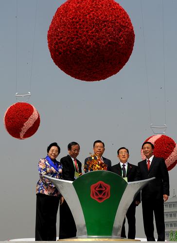 4月28日,在西安世園會(huì)開(kāi)園儀式現(xiàn)場(chǎng),出席儀式的嘉賓啟動(dòng)花球。4月28日上午,伴隨富于長(zhǎng)安古韻的簡(jiǎn)短歌舞表演,2011西安世界園藝博覽會(huì)正式開(kāi)園迎賓,將持續(xù)到10月22日。為體現(xiàn)綠色、低碳、環(huán)保的辦會(huì)理念,西安世園會(huì)沒(méi)有舉辦開(kāi)幕大型慶典,代之以簡(jiǎn)約時(shí)尚的開(kāi)園儀式。近千名來(lái)自世界各地的嘉賓參加了大約50分鐘的開(kāi)園儀式。新華社記者 劉瀟 攝