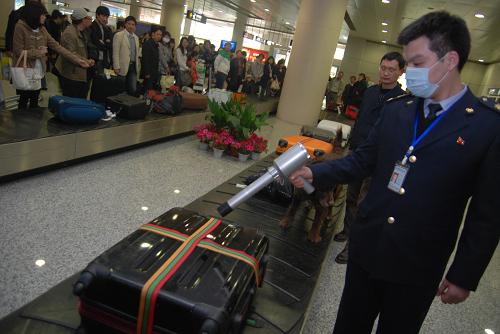 3月17日,江蘇省無(wú)錫市蘇南碩放國(guó)際機(jī)場(chǎng)的工作人員對(duì)從日本大阪入境旅客的行李進(jìn)行核輻射安全檢測(cè)。新華社發(fā)(還月亮 攝)
