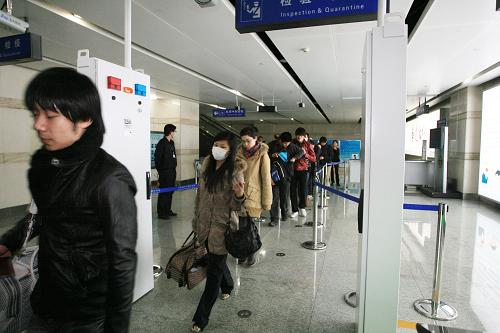 3月16日,在遼寧省大連市周水子機(jī)場(chǎng),從日本入境的旅客通過(guò)核輻射監(jiān)測(cè)設(shè)備的檢測(cè)。新華社發(fā)(張春雷 攝)