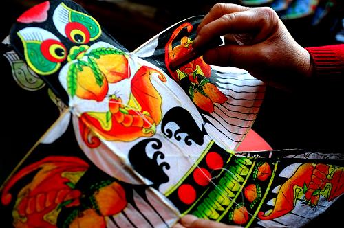 4月10日,“三石齋”風(fēng)箏店的主人在給風(fēng)箏上色。每逢春風(fēng)拂面的4月時節(jié),位于北京城地安門的“三石齋”風(fēng)箏店就迎來了最繁忙的季節(jié),許多北京市民、游客會到這里選購形態(tài)各異的風(fēng)箏。“精、細(xì)、雅”是“三石齋”風(fēng)箏的主要特點,這里的風(fēng)箏選料精、做工細(xì)、畫面清雅、工整,受到顧客喜愛。新華社記者 秦晴 攝