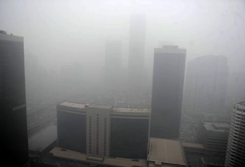 12月5日,北京東三環(huán)CBD附近的建筑湮沒在濃霧中。新華社記者 羅曉光 攝