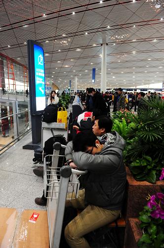 12月5日,乘客在首都國(guó)際機(jī)場(chǎng)大廳等待登機(jī)。12月4日持續(xù)至5日的大霧,對(duì)民航航班的正常起降造成一定影響。截至5日10時(shí),北京首都國(guó)際機(jī)場(chǎng)延誤滯留1小時(shí)以上航班達(dá)68架次,進(jìn)出港合計(jì)取消航班89架次。新華社發(fā)(馬儒壯 攝)