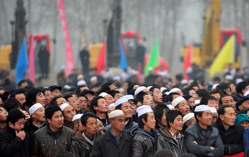 12月6日,當(dāng)?shù)厝罕妳⒓拥旎涠Y。新華社記者 張錳 攝