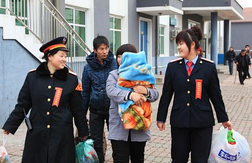 12月7日, 沈鐵錦州車務(wù)段綏中站員工幫助帶小孩的旅客進(jìn)站乘車。沈鐵錦州車務(wù)段綏中站在“服務(wù)旅客創(chuàng)先爭(zhēng)優(yōu)”活動(dòng)中以一切為了旅客、一切想著旅客為中心,轉(zhuǎn)變服務(wù)理念,對(duì)重點(diǎn)旅客實(shí)行乘車一站式服務(wù),幫進(jìn)站送上車,受到旅客的稱贊。新華社發(fā)(高錦旭 攝)