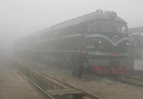 1月10日,在河北邯鄲鐵路某機(jī)務(wù)整備場(chǎng),司乘人員在霧中檢查機(jī)車。新華社發(fā)(王九忠 攝)
