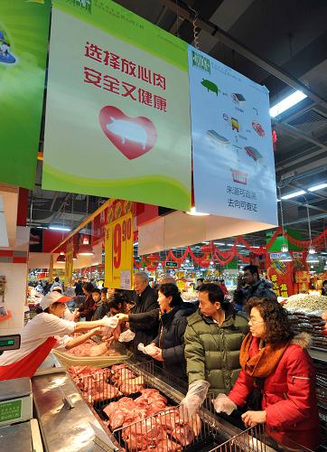 北京“放心肉”工程正式實施 1月18日,一位消費者在試點超市內(nèi)查詢?nèi)庵破穪碓础?當日,北京“放心肉”工程在經(jīng)過了近3年的籌備、設(shè)計和建設(shè)后正式實施,消費者只要購買試點企業(yè)范圍內(nèi)的豬肉,就能憑零售證上的追溯碼查詢其來源。“放心肉”工程是提升肉品消費安全水平而展開的一項民生工程,它以發(fā)展現(xiàn)代流通方式為基礎(chǔ),運用信息技術(shù)手段,在試點范圍內(nèi)建立以屠宰企業(yè)為核心,向上關(guān)聯(lián)養(yǎng)殖場信息、向下追溯至零售終端的全程信息追溯鏈,實現(xiàn)來源可追溯、去向可查證、責任可追究。 新華社記者 公磊 攝