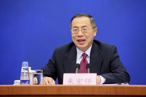 2月7日,工業(yè)和信息化部黨組成員、總工程師朱宏任就我國加快推進工業(yè)通信轉(zhuǎn)型升級等情況作介紹,并回答記者提問。當(dāng)日上午,國務(wù)院新聞辦公室舉行新聞發(fā)布會,邀請工業(yè)和信息化部黨組成員、總工程師朱宏任和工業(yè)和信息化部通信發(fā)展司副司長陳家春介紹2011年全國工業(yè)通信業(yè)發(fā)展情況和2012年工業(yè)通信業(yè)發(fā)展形勢,并回答記者提問。新華社記者 李鑫 攝