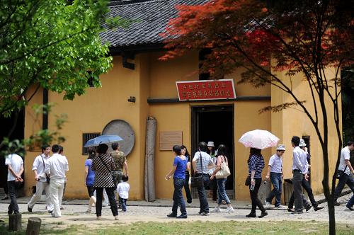 游客在井岡山茨坪參觀革命舊址(2011年4月29日攝)。近年來,江西井岡山充分發(fā)揮紅色資源作用開展紅色旅游,寓革命傳統和愛國主義教育于互動參與之中,寓革命遺址保護于開發(fā)管理利用之中,寓革命傳統文化于青山綠水之中,增強了紅色旅游的參與性,讓舊居“活”起來,讓游客“動”起來,并在參觀中受到感染、受到激勵、得到升華。2011年,井岡山共接待來山游客671.08萬人次,實現旅游收入49.36億元,與2007年相比分別增長了119.2%、155.4%。新華社記者 周科 攝