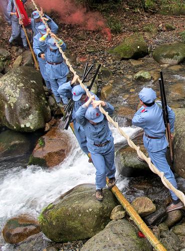 江西干部學院的學員們在井岡山荊竹山進行素質拓展訓練(3月15日攝)。 新華社記者 周科 攝