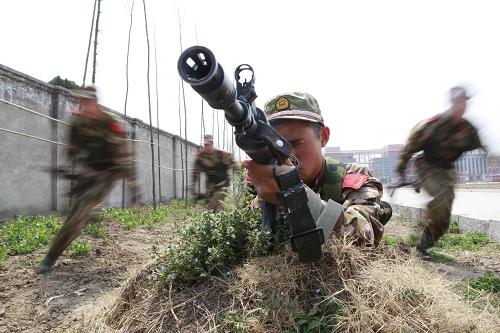 4月9日,在武警淮北支隊濉溪縣訓練基地內(nèi),新下連隊戰(zhàn)士在進行戰(zhàn)術訓練。近日,武警淮北支隊組織本月初剛下連隊的300余名新兵開展“百日練精兵”集中訓練活動,幫助戰(zhàn)士們盡快適應連隊的訓練生活,鍛煉新戰(zhàn)士的軍事素質(zhì)。新華社發(fā)(李博 攝)