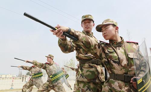 4月9日,在武警淮北支隊濉溪縣訓練基地內(nèi),新下連隊戰(zhàn)士在班長的指揮下進行盾牌練習。新華社發(fā)(李博 攝)