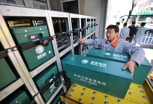 4月10日,在寧夏銀川海寶電動車充電站內(nèi)的電動出租車換電站,工作人員正在給電動出租車更換電池。新華社記者 彭昭之 攝