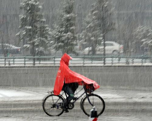 4月12日,一位市民在雪中騎行。新華社記者 王松 攝