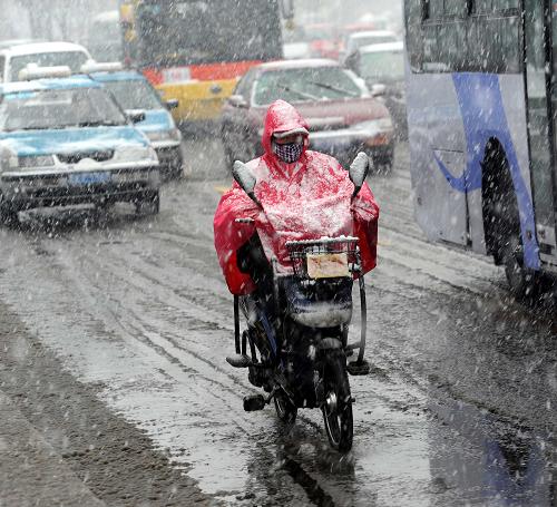 4月12日,一位市民在雪中騎行。新華社記者 王松 攝