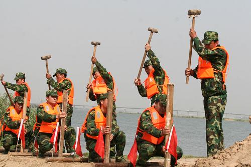 4月27日,安徽省蚌埠市懷遠(yuǎn)縣應(yīng)急抗洪搶險(xiǎn)隊(duì)員在淮河荊山峽左岸進(jìn)行抗洪搶險(xiǎn)搶筑子堤項(xiàng)目演練。新華社發(fā)(葉勝利 攝)