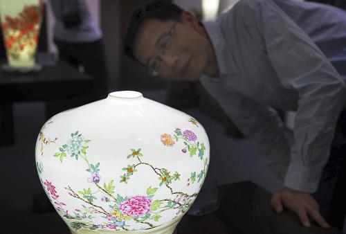 5月2日,客商在義烏文博會(huì)上采購(gòu)景德鎮(zhèn)陶瓷工藝品。新華社發(fā)(張建成 攝)