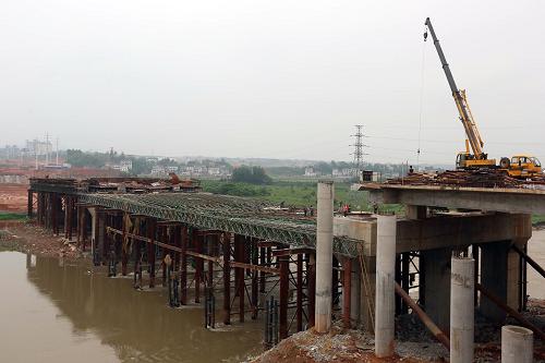 5月13日,婁底市漣水河大橋坍塌處水泥橋面已被拆除。新華社發(fā)(郭國(guó)權(quán) 攝)