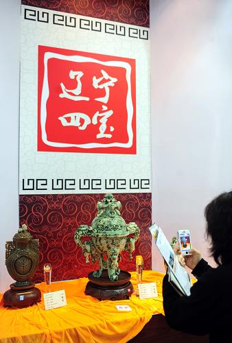 5月14日,一位參觀者在“遼寧四寶”展會(huì)上用手機(jī)拍攝玉器金獎(jiǎng)作品《花薰》。日前,“遼寧四寶”文化藝術(shù)品首次在沈陽匯展。 “遼寧四寶”即岫巖玉、阜新瑪瑙、本溪遼硯、撫順琥珀,是遼寧省獨(dú)具特色的文化資源,有著濃郁的鄉(xiāng)土氣息,近年來文化積淀也在不斷加深,已名聞全國。新華社記者 潘昱龍 攝