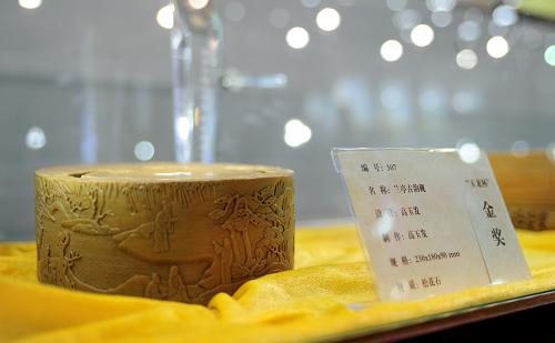 5月14日拍攝的“遼寧四寶”展會(huì)上展出的硯臺(tái)類金獎(jiǎng)作品《蘭亭古韻硯》。新華社記者 潘昱龍 攝