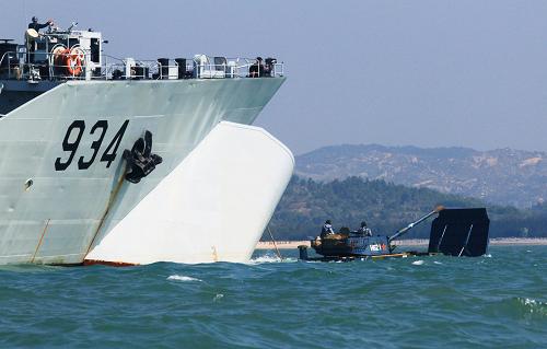 中國海軍陸戰(zhàn)隊兩棲戰(zhàn)車駛出登陸艦艙門(5月24日攝)。新華社記者 查春明 攝