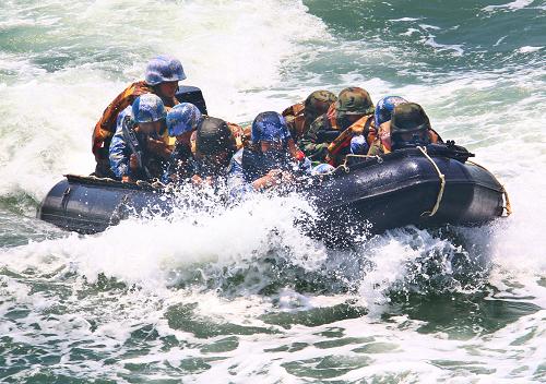 中泰海軍陸戰(zhàn)隊隊員一起乘橡皮舟進行海上訓(xùn)練(5月24日攝)。新華社記者 查春明 攝