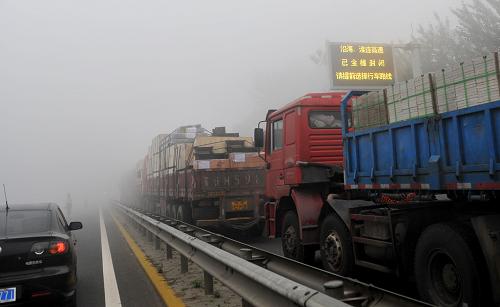 6月12日清晨,車輛滯留在江蘇贛榆境內(nèi)的高速公路上。新華社發(fā)(朱代桂 攝)