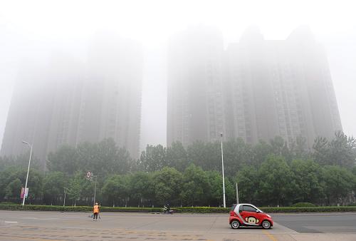 6月12日,連云港市區(qū)的建筑在大霧中若隱若現(xiàn)。新華社發(fā)(耿玉和 攝)