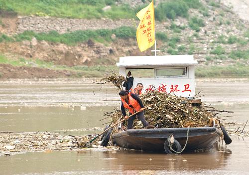 7月18日,一艘重慶市奉節(jié)縣的清漂船在長(zhǎng)江三峽瞿塘峽白帝城水域進(jìn)行清漂作業(yè)。新華社記者 劉潺 攝