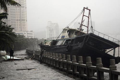 7月24日,受臺(tái)風(fēng)“韋森特”影響,廣東省珠海市一艘船只撞擊岸邊。新華社發(fā)(席湖 攝)