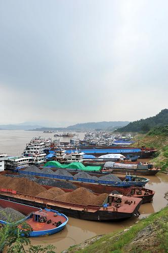 7月24日,大批船舶??吭谌龒{大壩上游湖北省秭歸縣沙灣錨地有序待閘。新華社發(fā)(王輝富 攝)
