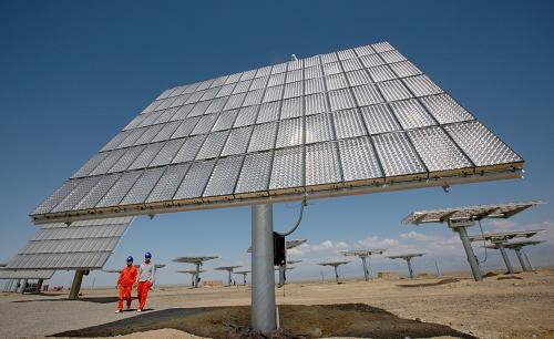 8月6日,新疆哈密石城子光伏園區(qū)弗光太陽能電站工作人員從高聚光太陽能基地走過。新華社發(fā)(普拉提 攝)