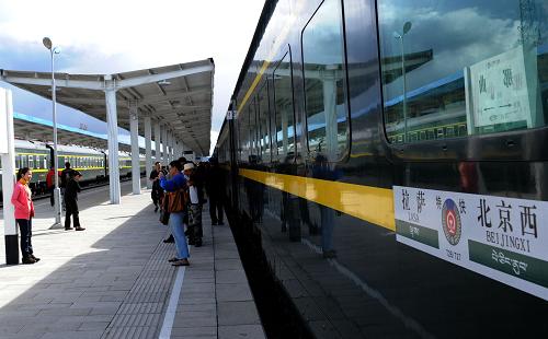 這是拉薩開往北京的T28次列車到達(dá)那曲車站(8月12日攝)。新華社記者 唐召明 攝
