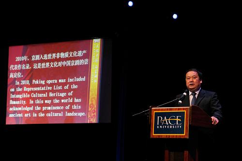 8月19日,中國國家京劇院院長宋官林在美國紐約佩斯大學(xué)劇院舉行的講座上介紹京劇起源。新華社記者 伍婧丹 攝