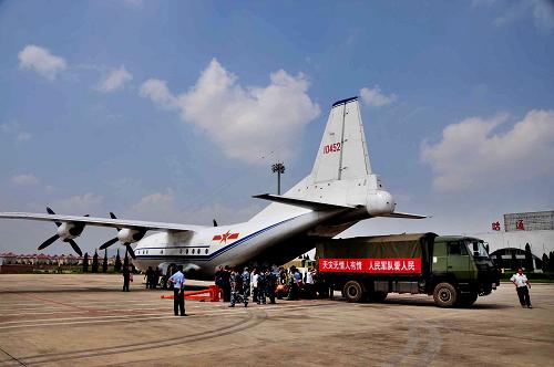 9月9日,飛機(jī)在昭通機(jī)場(chǎng)降落,成空航空兵某師官兵迅速轉(zhuǎn)運(yùn)救災(zāi)物資。新華社發(fā)(閔忠 攝)