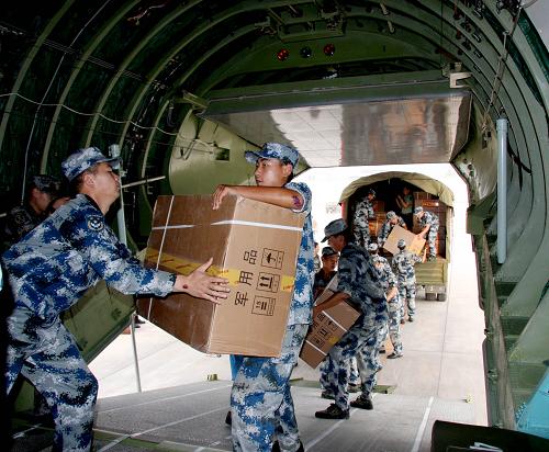 9月9日清晨,成空航空兵某師官兵在成都某軍用機(jī)場(chǎng)裝載救災(zāi)物資。新華社發(fā)(陳漢 攝)