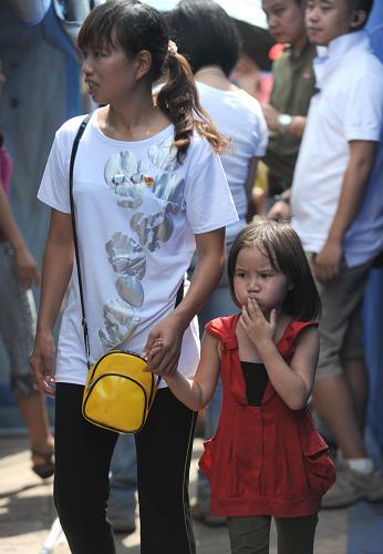 9月10日,一位家長(zhǎng)帶著孩子來(lái)到安置點(diǎn)臨時(shí)帳篷幼兒園上課。新華社記者 秦晴 攝