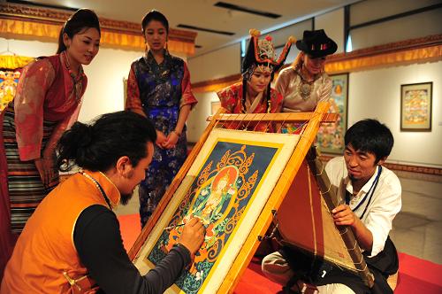 9月10日,兩位畫(huà)師現(xiàn)場(chǎng)展示唐卡繪畫(huà)藝術(shù)。新華社發(fā)(劉長(zhǎng)龍 攝)