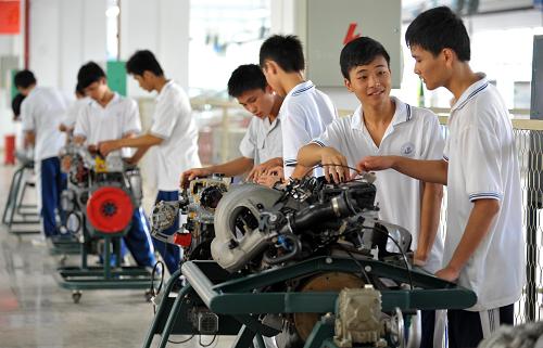 海南省機電工程學(xué)校汽車專業(yè)學(xué)生在上課(9月12日攝)。 自2007年以來,海南省把中職教育作為重點民生工程,通過重點傾斜、重點扶持、重點發(fā)展,全省中職教育在辦學(xué)規(guī)模、辦學(xué)條件、教育質(zhì)量、辦學(xué)機制等多方面實現(xiàn)了跨越式發(fā)展,在校生人數(shù)也從2006年的7.8萬人增加到2012年的17.4萬人。在今年舉行的全國職業(yè)技能大賽中,海南省中職組選手獲得5個一等獎,10個二等獎,32個三等獎的好成績。 2007至2012年,海南省共投入中等職業(yè)教育資金55.28億元,其中免學(xué)費資金5.33億元,全省所有農(nóng)村戶籍學(xué)生、涉農(nóng)專業(yè)學(xué)生及城鎮(zhèn)戶籍家庭經(jīng)濟困難學(xué)生實現(xiàn)了免收學(xué)費,享受免學(xué)費中職學(xué)生累計達29.1萬人次。預(yù)計2013年海南省將實現(xiàn)所有中職在校生免學(xué)費政策。新華社記者 郭程 攝