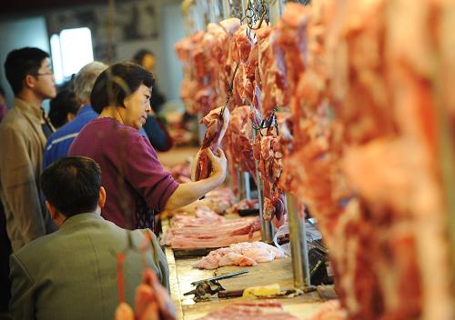 重慶市民在一農(nóng)貿(mào)市場選購鮮豬肉(10月14日攝)。新華社記者 李健 攝