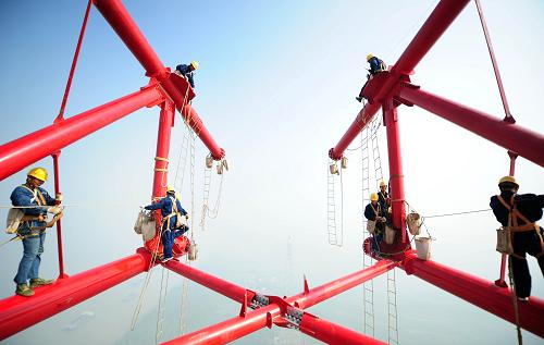 世界最高特高壓輸電跨越塔封頂 10月28日,在安徽省銅陵縣,安徽送變電工程公司的施工人員在270多米的高空作業(yè)。 當(dāng)日,由安徽送變電工程公司承建的“皖電東送”淮南至上海特高壓交流輸電示范工程長江南岸跨越鐵塔封頂。 我國首條同塔雙回路特高壓交流輸電工程——“皖電東送”工程西起安徽淮南,經(jīng)皖南、浙北到達(dá)上海,線路全長656公里,共有1421座鐵塔,整個工程計劃2013年底建成投運(yùn)。工程建成后,每年將能輸送超過500億度電,相當(dāng)于為上海新建了6座百萬千瓦級的火電站。 目前,該工程已進(jìn)入最為關(guān)鍵的跨越長江階段,為此建設(shè)的跨越鐵塔高達(dá)277.5米。該工程跨越長江長度約3公里,通過立于長江南北岸的兩座輸電塔直接放線跨越。由于采用的是兩條回路都通過同一座輸電塔進(jìn)行跨越,線路自重超過一般線路兩倍以上,對跨越鐵塔的塔基牢固性、塔身穩(wěn)定性的要求超過以往,屬于世界同類塔中高度最高、施工難度最大的一項工程。 新華社發(fā)(鄭賢列 攝)