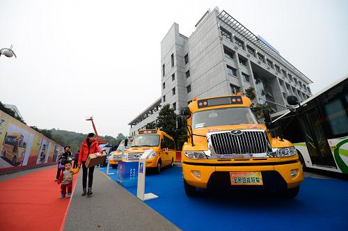 2012中國(長沙)科技成果轉化交易會開幕 10月28日,一款新型智能校車在科交會上展出。 當日,2012中國(長沙)科技成果轉化交易會在長沙高新區(qū)麓谷會展中心開幕,共展出近百家單位的100多件最新科技產品,1340項科技成果,有600多個國內外單位的1000余件實物參展。來自國內外的近千名專家、學者,數百位投資機構和企業(yè)代表參加交易會。 據悉,本屆科交會已收集到全國100余家單位的最新科技成果10806項,征集長沙企業(yè)技術需求427項、融資需求244項。通過前期對接,有229個項目達成合作意向,簽約金額達147.97億元。 新華社記者 白禹 攝