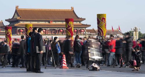 中國(guó)共產(chǎn)黨第十八次全國(guó)代表大會(huì)即將在北京開(kāi)幕 11月8日上午,中國(guó)共產(chǎn)黨第十八次全國(guó)代表大會(huì)即將在北京人民大會(huì)堂開(kāi)幕。 這是大會(huì)開(kāi)幕前的天安門廣場(chǎng)。 新華社記者王曄攝