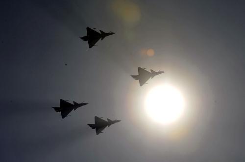 第九屆中國國際航空航天博覽會在珠海開幕 11月13日,中國空軍八一飛行表演隊駕駛“殲-10”進(jìn)行飛行表演。 當(dāng)日,第九屆中國國際航空航天博覽會在廣東省珠海市開幕。本屆航展會期為13日至18日,室內(nèi)展覽凈面積達(dá)28200平方米。參展國家和地區(qū)達(dá)39個,近650家中外航空航天廠商參展,參展的各種飛行器實物達(dá)114架。期間,將舉行近60場高峰論壇、研討會、新聞發(fā)布會、產(chǎn)品推介會、簽約儀式活動等。 新華社記者 梁旭 攝