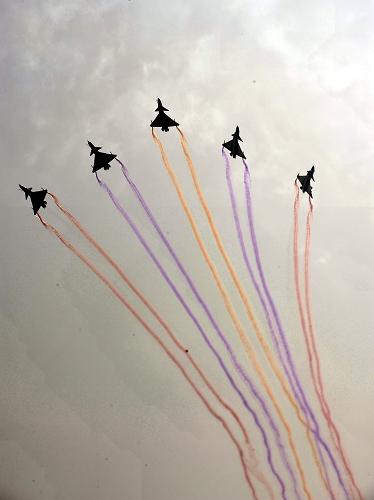 第九屆中國國際航空航天博覽會在珠海開幕 11月13日,中國空軍八一飛行表演隊駕駛“殲-10”進(jìn)行飛行表演。 當(dāng)日,第九屆中國國際航空航天博覽會在廣東省珠海市開幕。本屆航展會期為13日至18日,室內(nèi)展覽凈面積達(dá)28200平方米。參展國家和地區(qū)達(dá)39個,近650家中外航空航天廠商參展,參展的各種飛行器實物達(dá)114架。期間,將舉行近60場高峰論壇、研討會、新聞發(fā)布會、產(chǎn)品推介會、簽約儀式活動等。 新華社記者 梁旭 攝