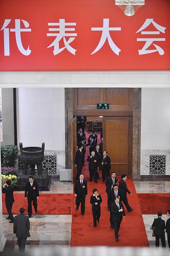 中國(guó)共產(chǎn)黨第十八次全國(guó)代表大會(huì)閉幕會(huì)在京舉行 11月14日,中國(guó)共產(chǎn)黨第十八次全國(guó)代表大會(huì)閉幕會(huì)在北京人民大會(huì)堂舉行。 這是代表投票后步出會(huì)場(chǎng),等待計(jì)票結(jié)果。 新華社記者李鑫攝